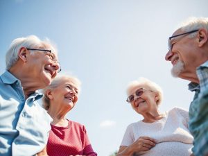 Oameni în vârstă bucurându-se de pensie.