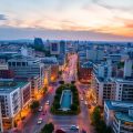 Orizont urban românesc cu clădiri moderne și viață activă.
